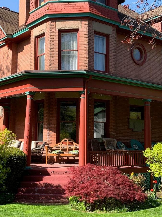 Apartamento Guest At The Red House Basement Attached With Private Entrance *